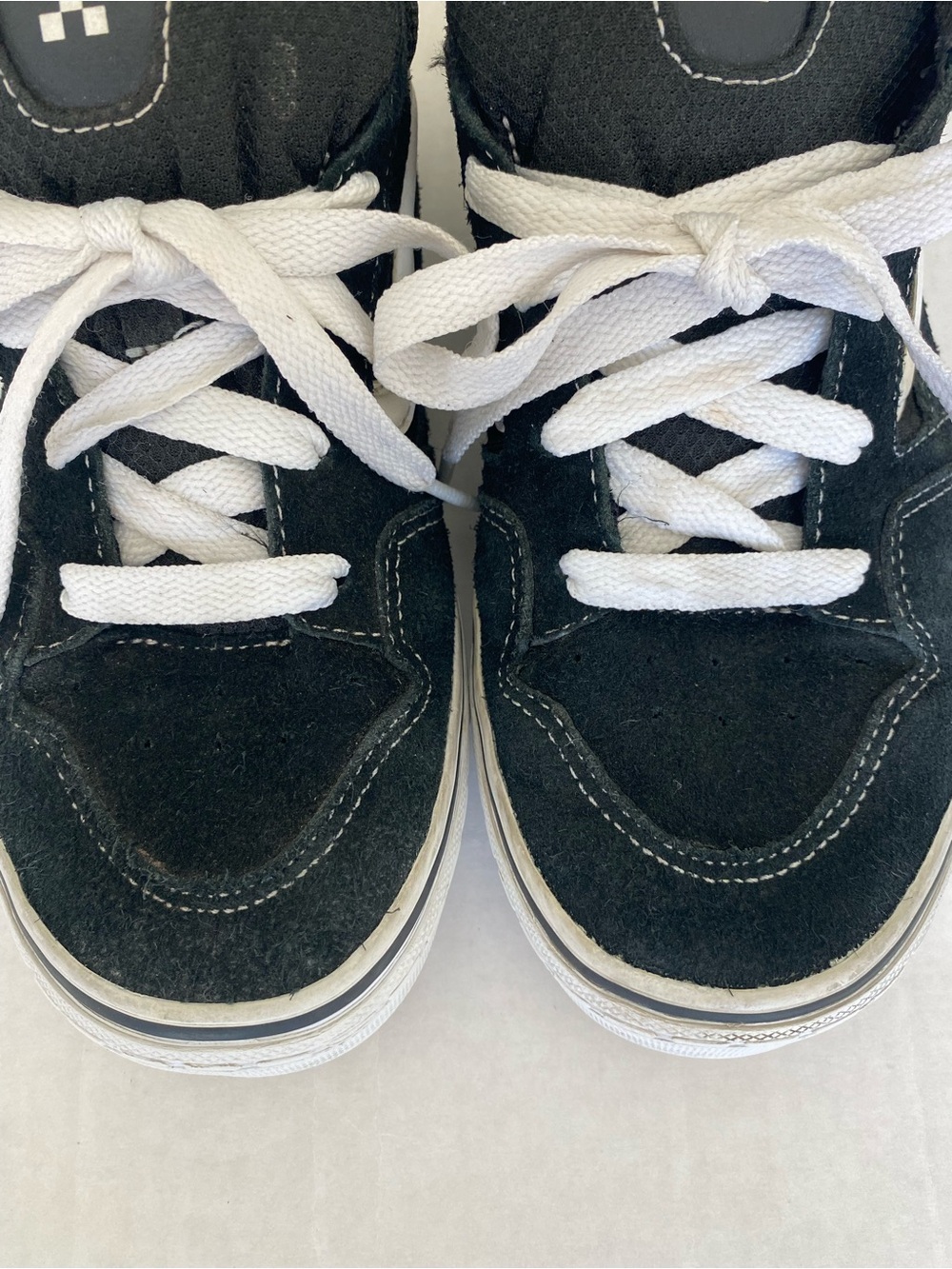 Vans Kids / Youth Black and White Low-Top Skate Sneakers size 7 - Picture 4 of 10
